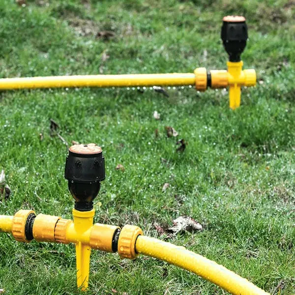 Aspersor de jardín con espiga para cobertura de riego 360° completa y un césped siempre verde.