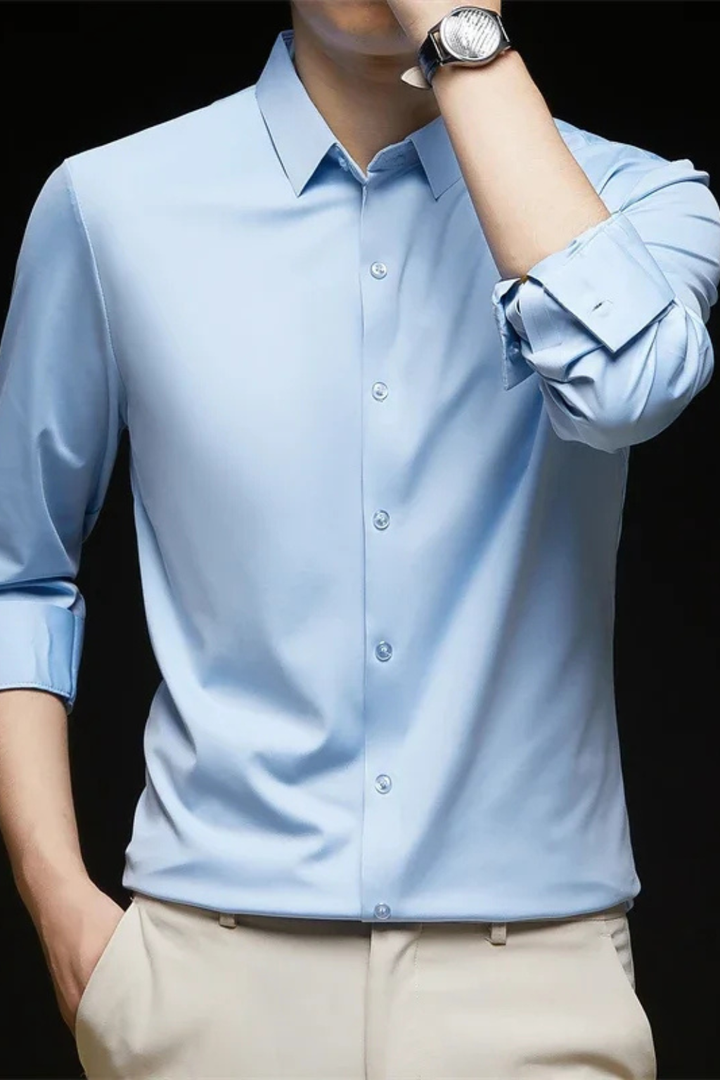Hombre vistiendo camisa casual manga larga, elegante y cómoda, para un estilo business casual.