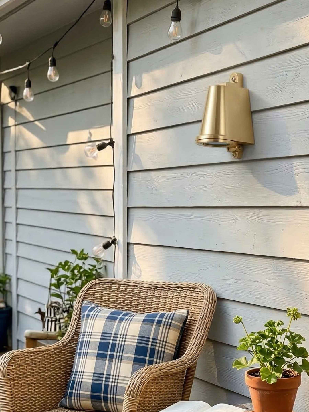 Iluminación exterior vintage con aplique industrial. Diseño campanilla impermeable para pared.