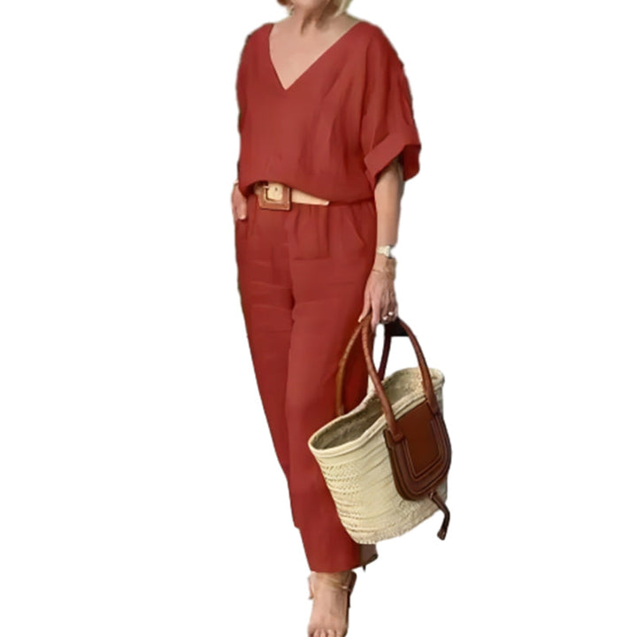 Detalle: Bolsillos de pantalón recto en conjunto mujer, blusa cuello V. Ropa versátil para cualquier evento.