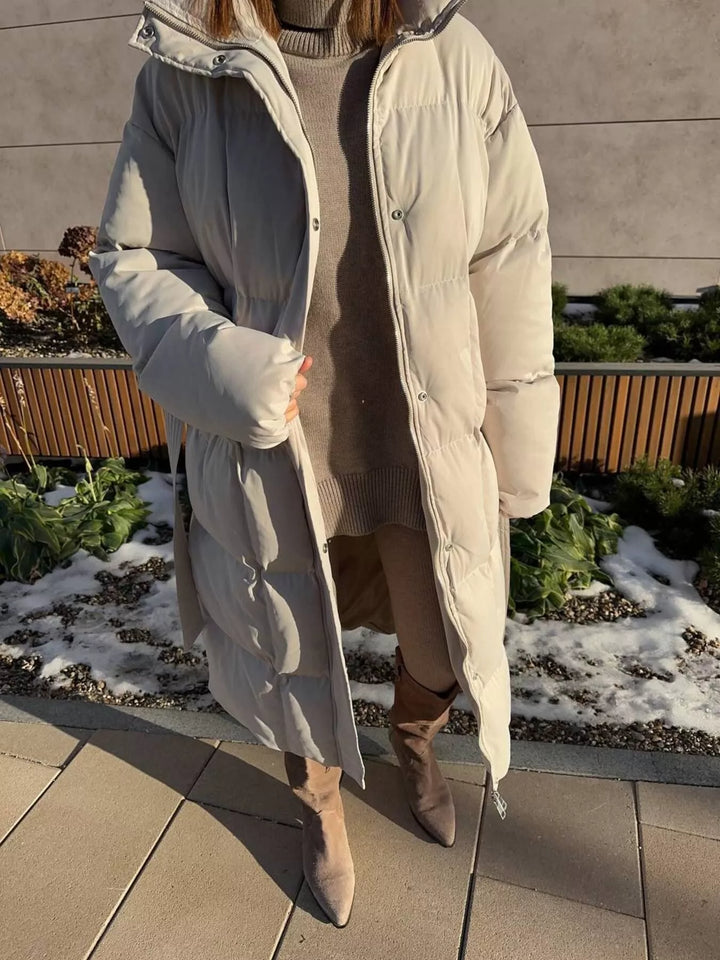 Parka larga acolchada de mujer con cinturón, perfecta para el exterior, combina calor y estilo.
