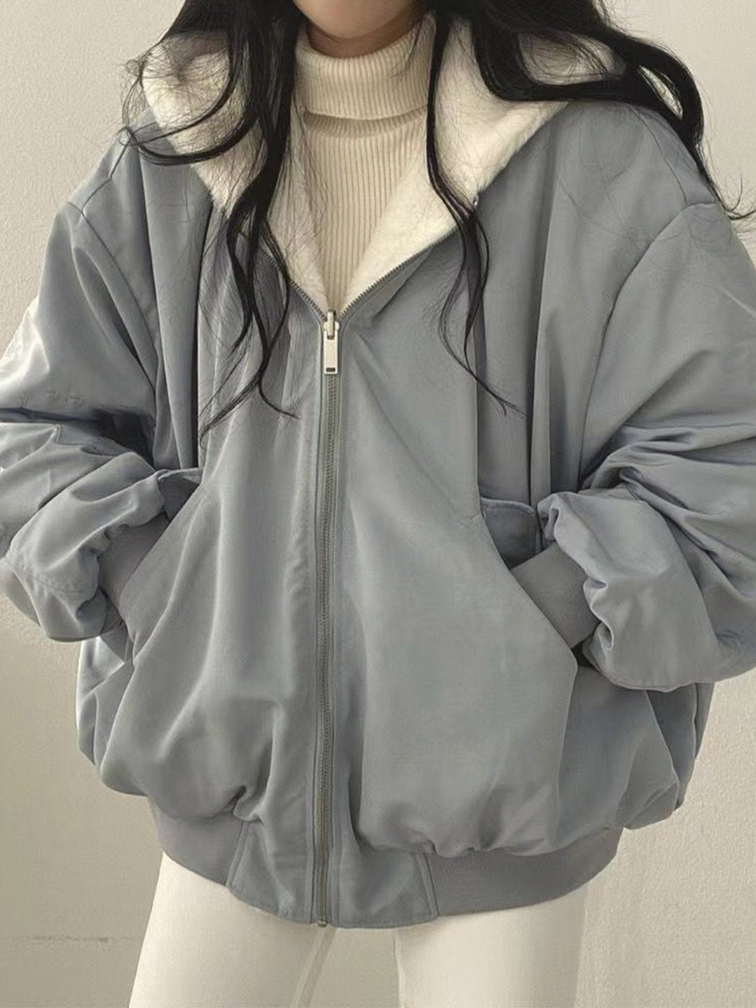 Abrigo ELSA de invierno oversize para mujer. Chaqueta con cremallera que aporta comodidad, calor y estilo a tu outfit.