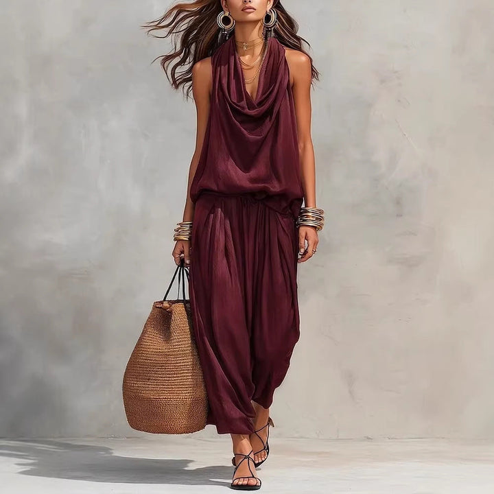 Moderno conjunto elegante de mujer, top fluido drapeado y pantalón amplio, ideal para fiesta de verano.