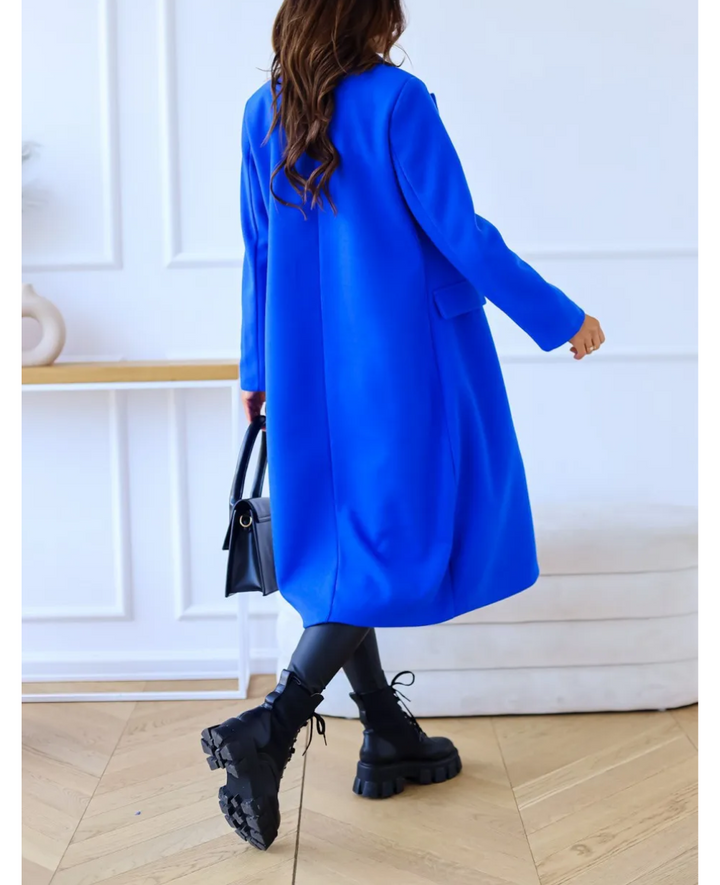 Abrigo de mujer, doble botonadura, corte largo, un must-have para otoño e invierno.