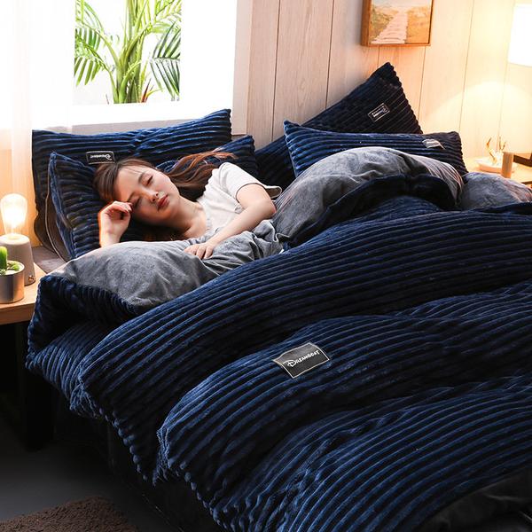 Cálido juego de ropa de cama. Fundas de edredón y almohada, suaves para noches de invierno en tu hogar.