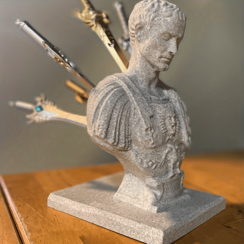 Organizador de escritorio estilo romano con busto de Julio César, perfecto para lápices y bolígrafos.