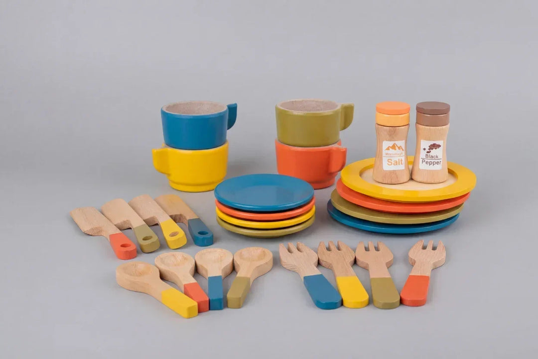 Niños jugando con juego de cocina de madera y vajilla colorida. Estimula el aprendizaje, la creatividad y la imaginación.
