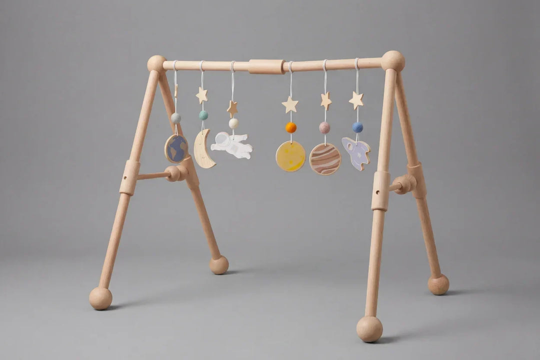 Arco de juegos de madera con diseño moderno, juguete educativo y funcional para cualquier hogar con bebé.