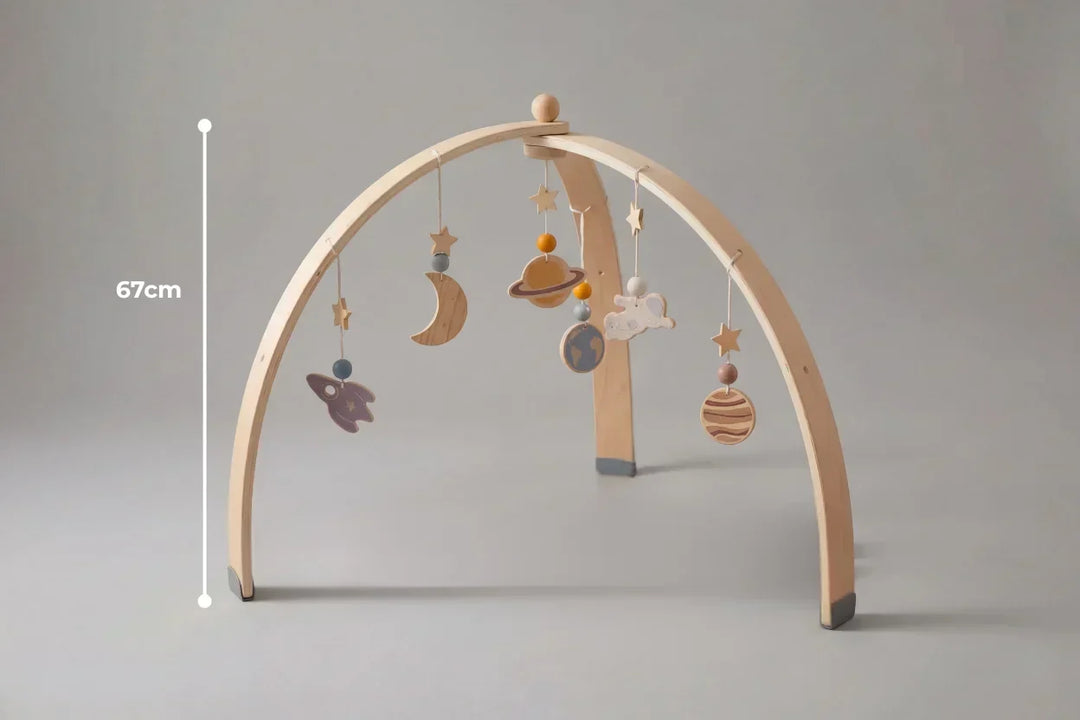 Gimnasio de bebé de madera ecológica, tema espacial. Ideal para el desarrollo y juego interactivo del bebé.