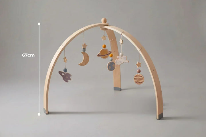 Gimnasio de bebé de madera ecológica, tema espacial. Ideal para el desarrollo y juego interactivo del bebé.