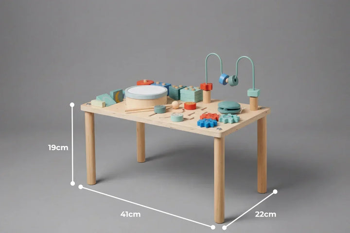 Niños felices interactuando con mesa de actividades de madera, juego educativo que potencia aprendizaje y creatividad.