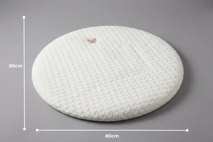 Un bebé disfruta de un tapete de actividades suave y seguro, acolchado para su comodidad.