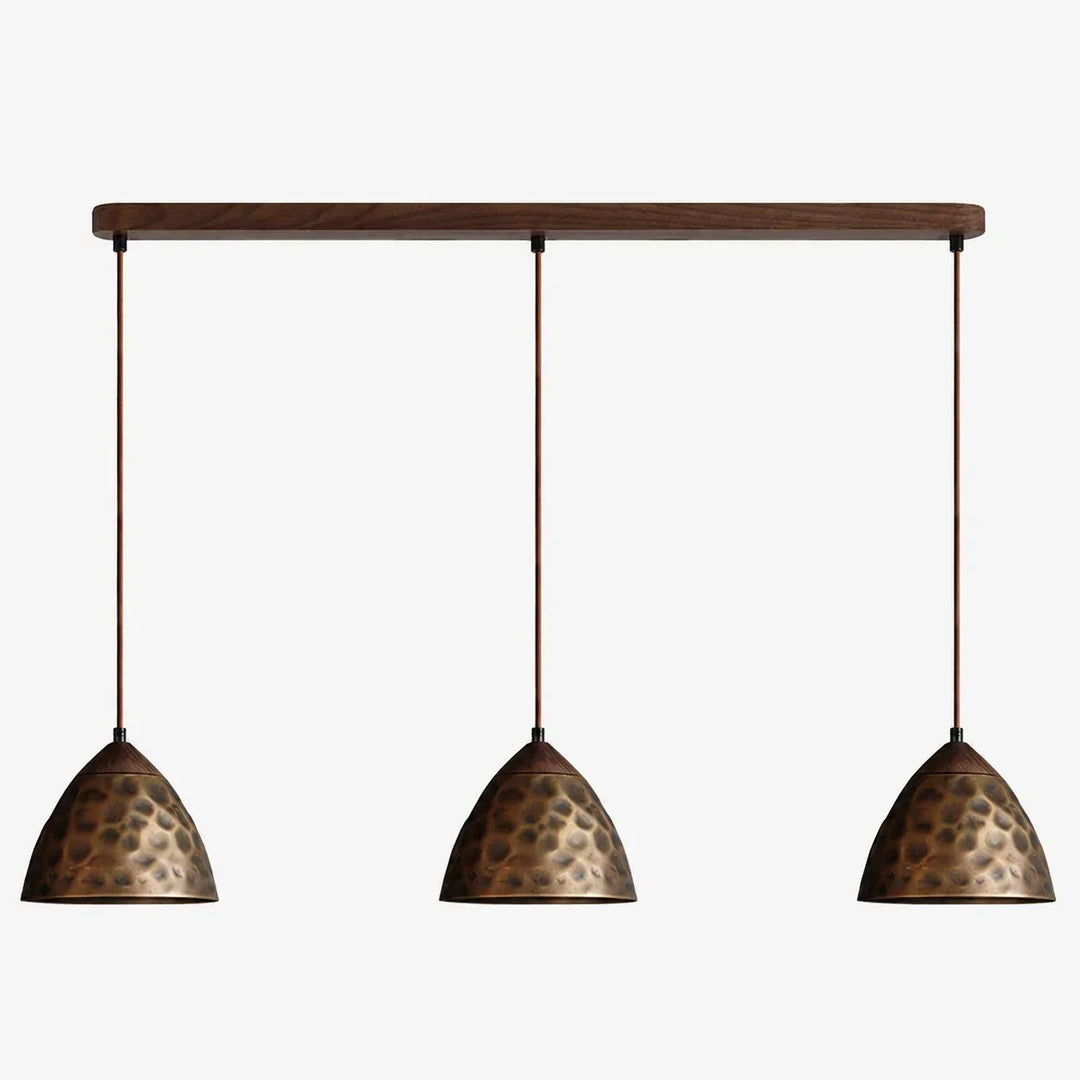 Lámpara colgante de cobre con textura martillada, diseño sofisticado para interiores modernos.
