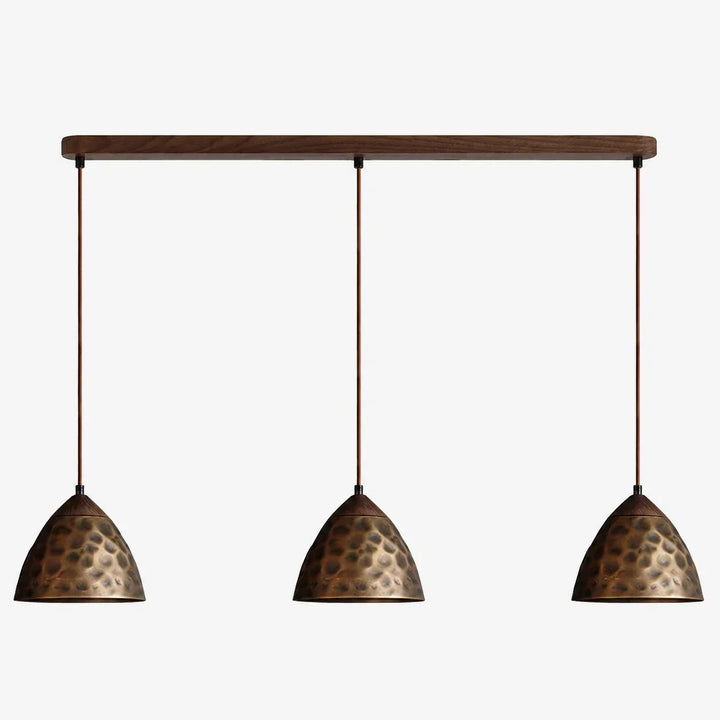 Lámpara colgante de cobre con textura martillada, diseño sofisticado para interiores modernos.