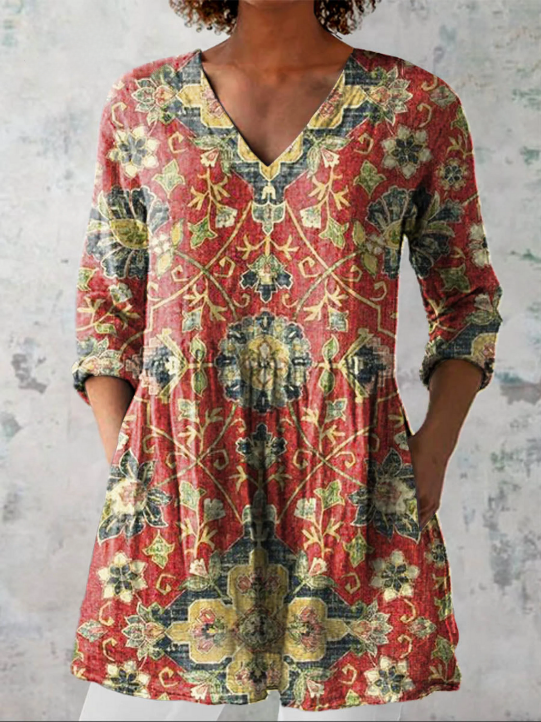 Camisa Dalia de mujer con cuello V y estampado floral vintage, ideal para verano, fluida y casual, multicolor.