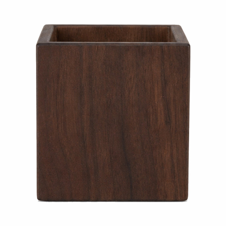 Elegante organizador de escritorio cuadrado de madera de nogal, accesorio perfecto para una oficina sofisticada.