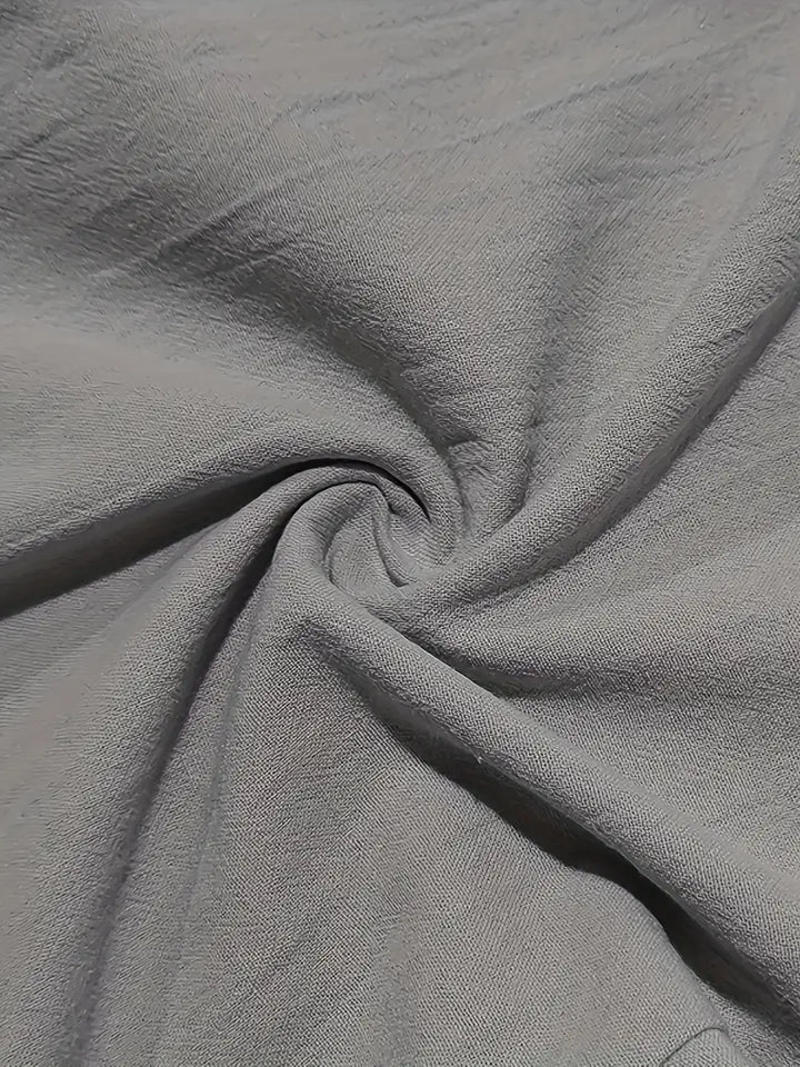 Moda casual masculina: pantalones de lino largos con cordón, perfectos para un look desenfadado.