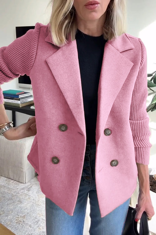 Mujer luciendo chaqueta versátil, estilo elegante y cómodo, ideal para otoño.