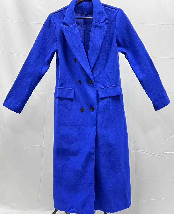 Moda elegante: abrigo largo mujer, doble botonadura, diseño moderno y atemporal.