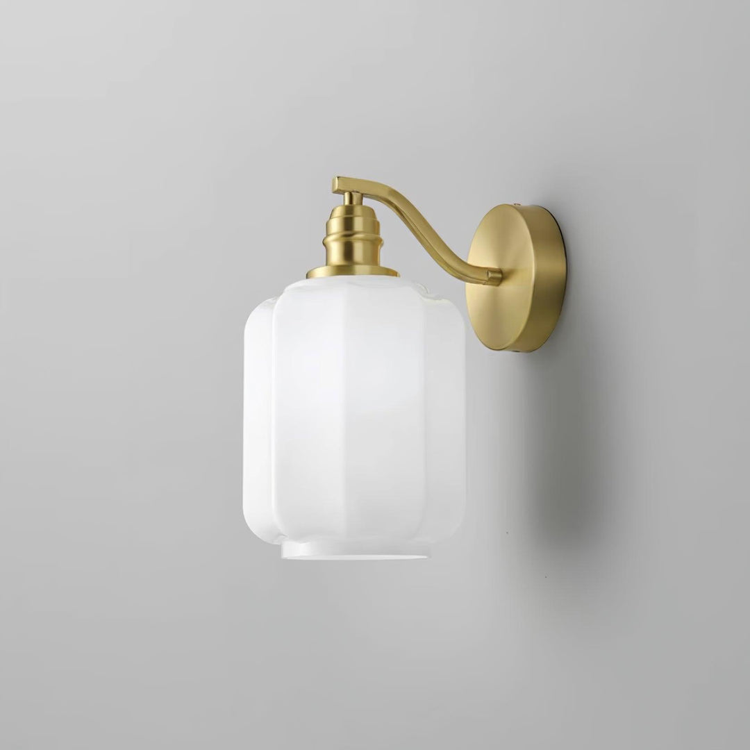 Aplique de pared de latón y cristal para zonas de alta humedad, diseño compacto.