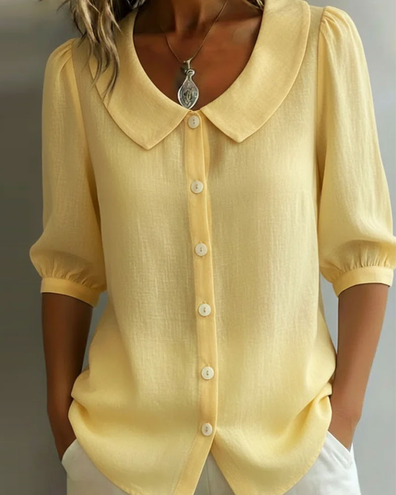 Modelo vistiendo blusa elegante cuello Peter Pan, manga fluida. Un look versátil para mujer, primavera/verano.