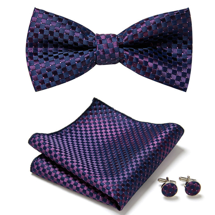 Accesorios formales para hombre: pajarita floral, pañuelo y gemelos a juego. [[lstfy-media:8]]