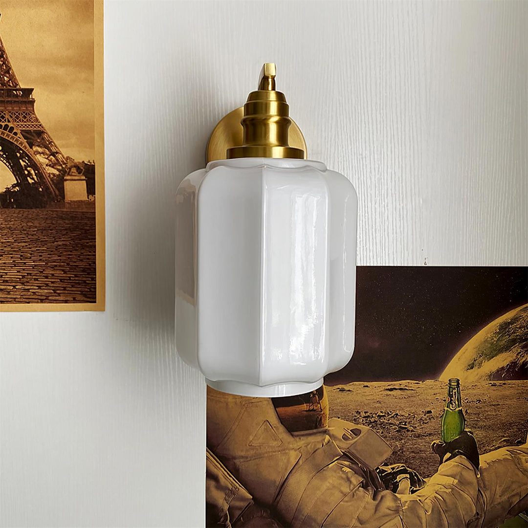 Elegante lámpara de pared de latón y vidrio. Diseño interior con luz cálida y estilo moderno.