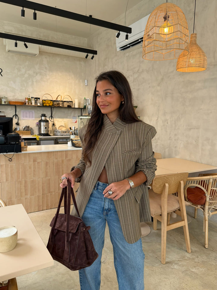 Blazer asimétrico de cuadros taupe para mujer, ideal para oficina y estilo moderno.