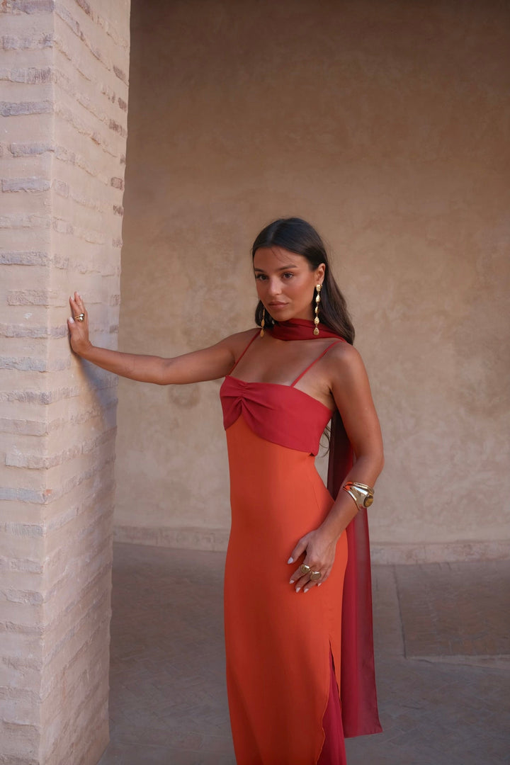 Vestido largo para fiesta de noche, bicolor y femenino, que irradia glamour y sofisticación.