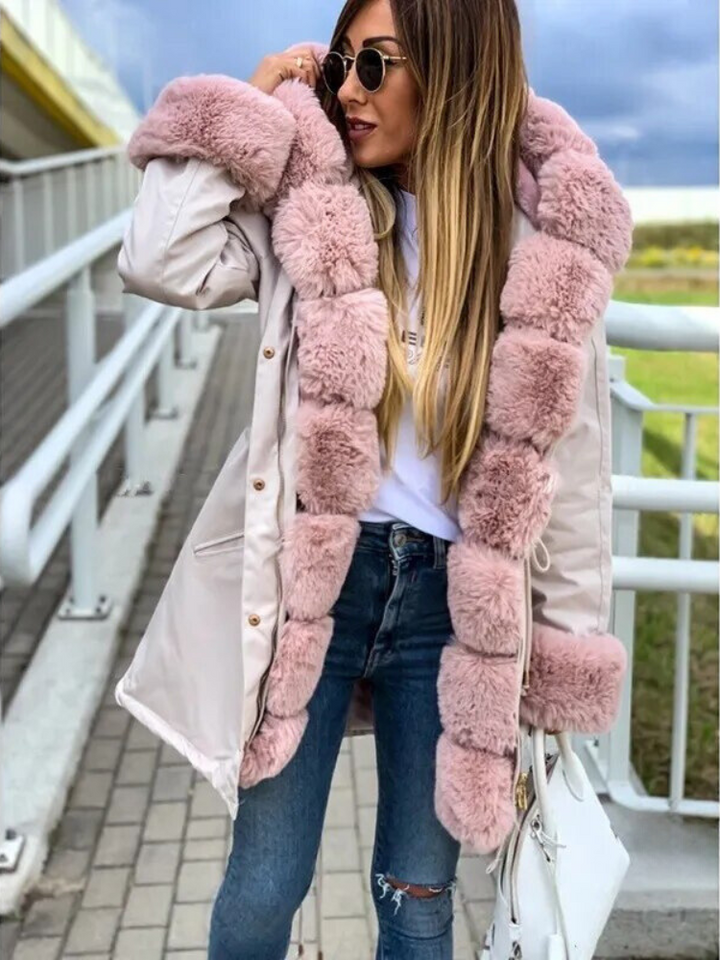Abrigo de invierno de mujer, moda elegante y cálida. Chaqueta larga ideal para protección del frío.