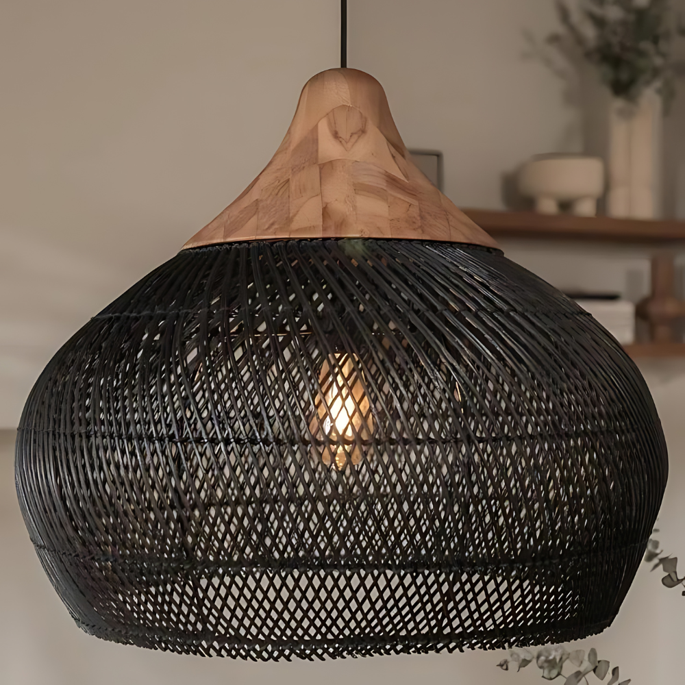 Lámpara colgante grande de ratán natural, diseño tejido a mano. Iluminación estilo boho para comedor o sala.