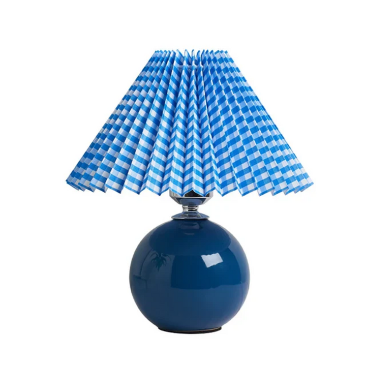 Iluminación decorativa: lámpara de mesa vintage. Diseño retro para luz cálida en un hogar acogedor.