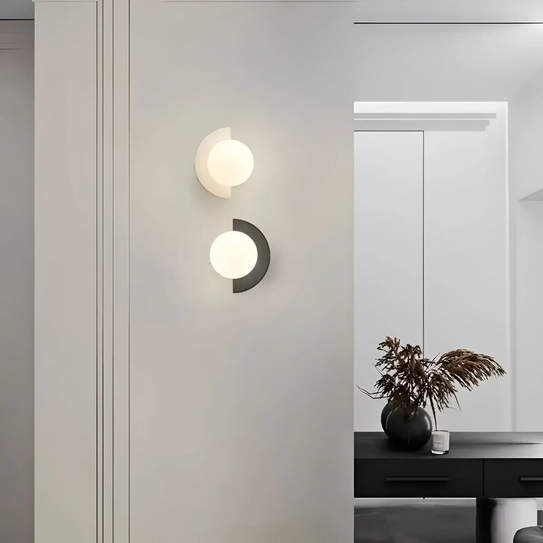 Lámpara de pared semicircular moderna con luz cálida para decoración del hogar y ambiente acogedor.