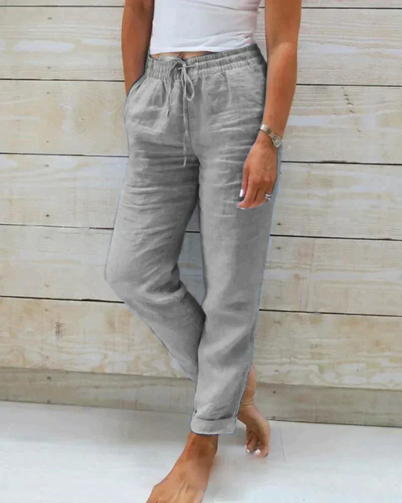 Pantalón de mujer versátil con cintura ajustable. Ideal para combinar outfits de verano, aportando confort y estilo moderno.