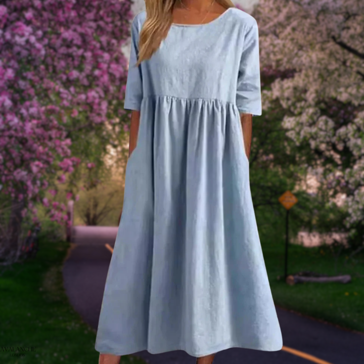 Vestido fluido midi de mujer, ideal para la comodidad veraniega, con caída elegante y ligera.
