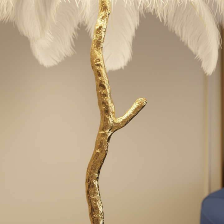 Decoración del hogar: Lámpara de pie de plumas que crea un ambiente cálido y sofisticado.