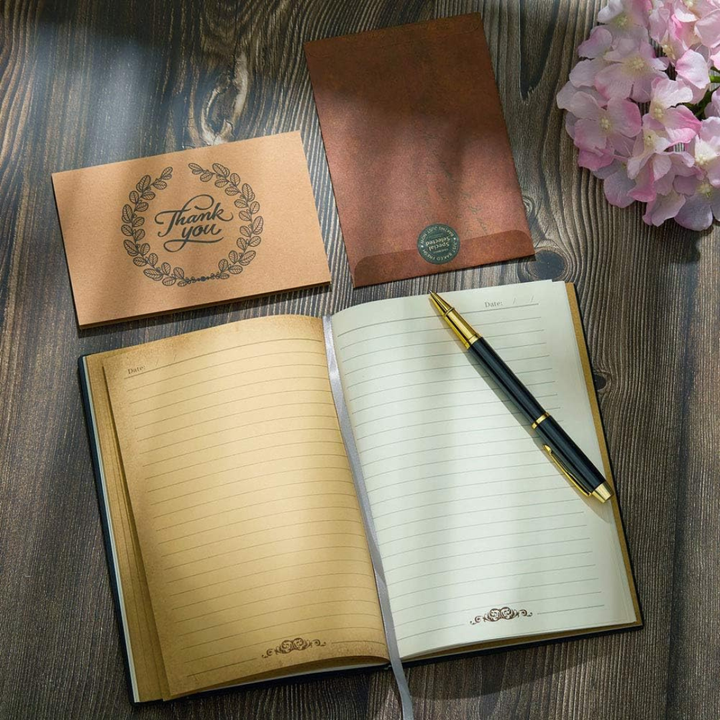 Detalle del cuero genuino vintage de un cuaderno A5 recargable. Perfecto para un diario o notas.