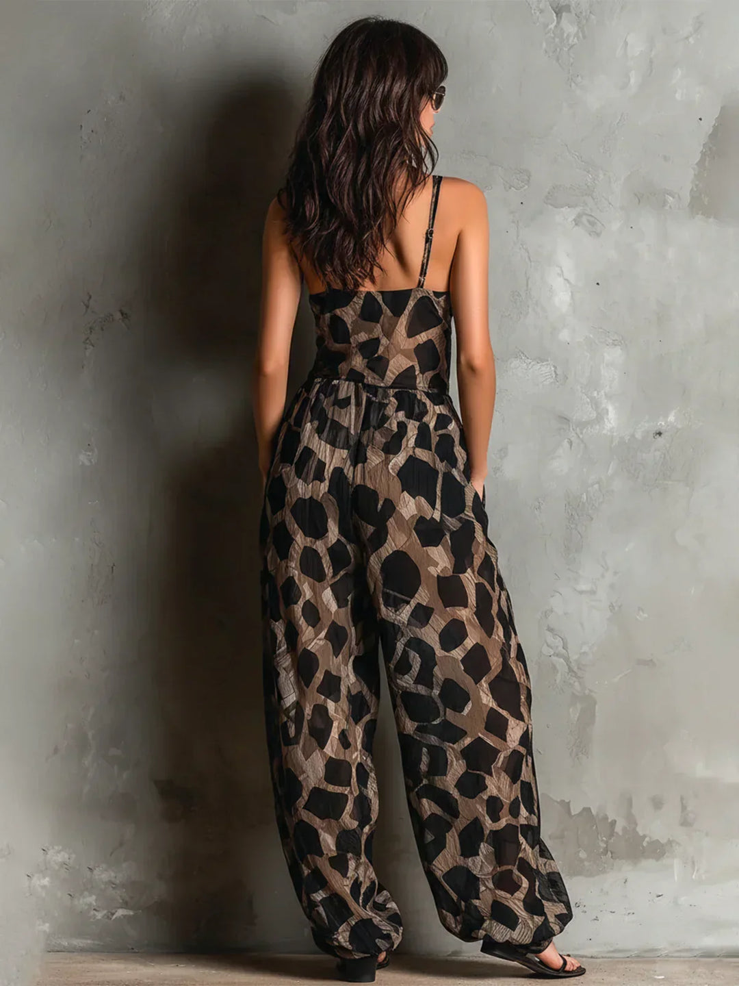 Mono de mujer con print de leopardo, escote V, tirantes y pierna ancha. Estilo chic y cómodo para eventos de verano.