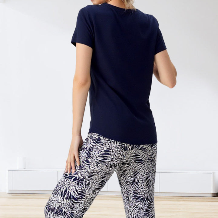Pantalón estampado de moda para mujer con top casual, ideal para primavera y verano. Estilo relajado.