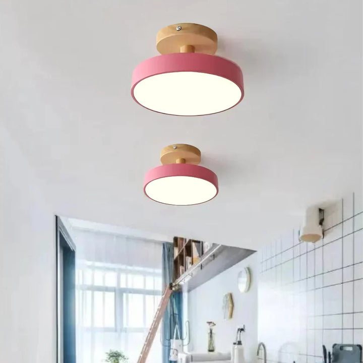 Lámpara de pasillo LED Aria, luz cálida y compacta, realza la decoración moderna.