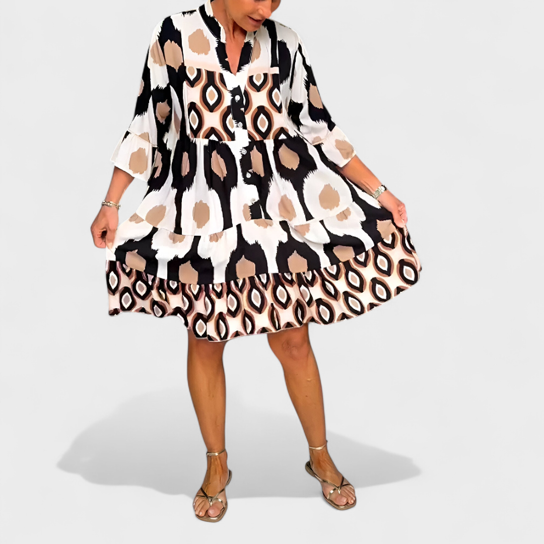 Vestido boho de verano con estampado vibrante y escote en V, versátil para playa o un look casual diario.