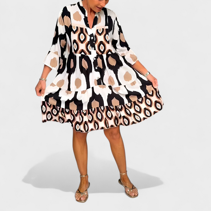Vestido boho de verano con estampado vibrante y escote en V, versátil para playa o un look casual diario.