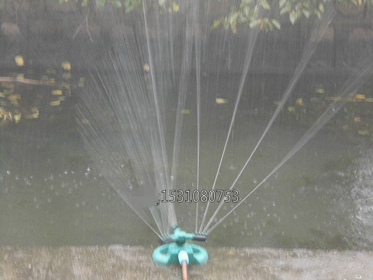 Rociador automático para césped y paisajismo, asegura riego 360° y ahorro de agua en el jardín exterior.