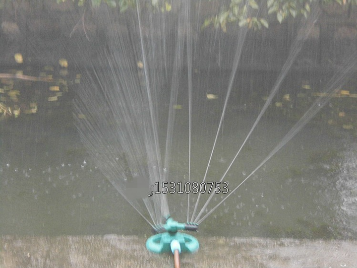 Rociador automático para césped y paisajismo, asegura riego 360° y ahorro de agua en el jardín exterior.