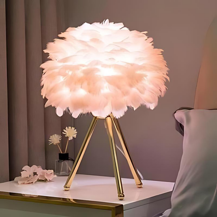 Lámpara de mesa LED con plumas blancas, luz cálida decorativa para salón y hogar.