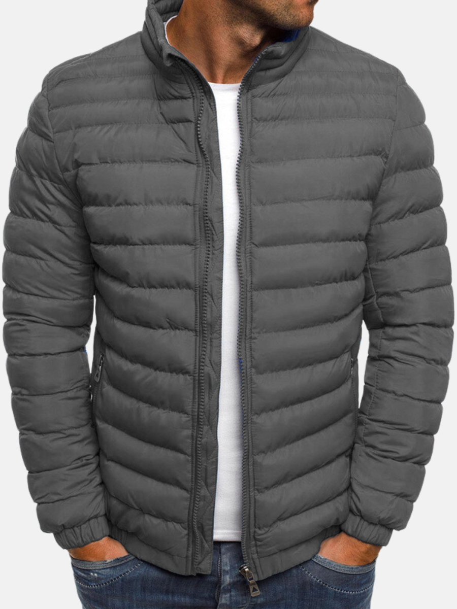 Moderna chaqueta puffer de hombre, abrigadora para invierno. Chaqueta acolchada casual, ideal para outfit diario.