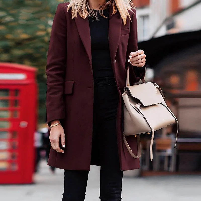 Elegante abrigo de mujer entallado, con diseño de botón único. Ropa de abrigo femenina, atemporal y chic.