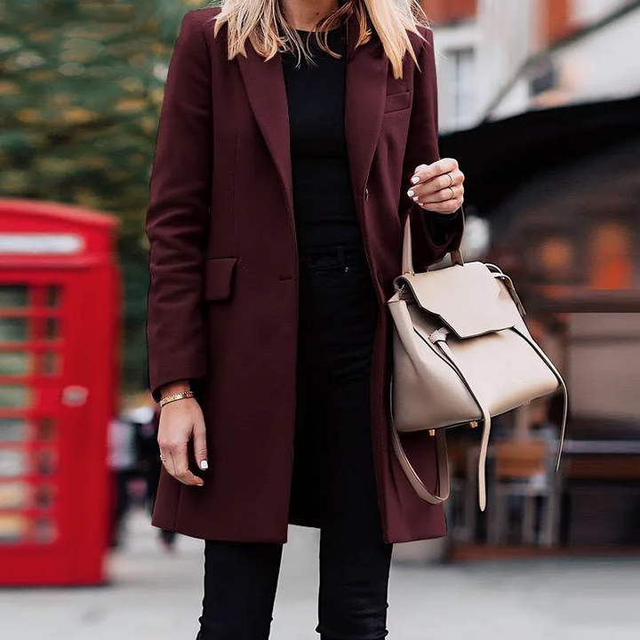 Elegante abrigo de mujer entallado, con diseño de botón único. Ropa de abrigo femenina, atemporal y chic.