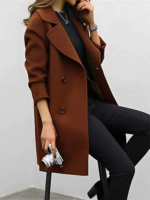 Abrigo trench clásico de mujer, color arena, diseño atemporal con cinturón y botones, ideal para looks elegantes.