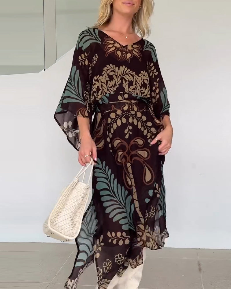 Moda femenina: vestido bohemio maxi con estampado de hojas, estilo veraniego, fluido y a la moda.